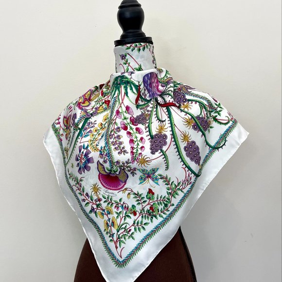 New Gucci Scarf Iconic Floral Print Multicolor White Silk Wrap Gucci Gift Box